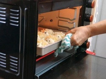 step8: 把焗爐預熱後，把薯蓉小箭豬放入焗爐用150°C焗15-20分鍾。