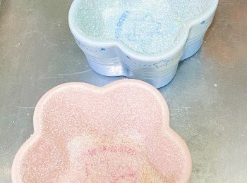 step4: 將焗碗內塗滿牛油，再加入適量砂糖（碗內四周都要佔上砂糖）之後放入雪櫃冷藏備用
@梳乎厘要升得高和靚這個步驟好重要喔！