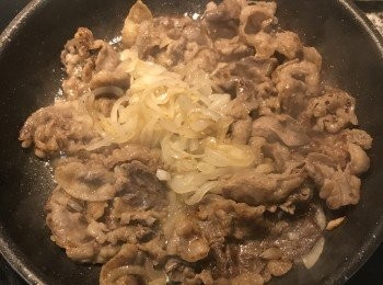 step8: 煎炒到肉片都上色後；