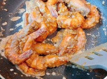 step7: 加入已氣炸的蝦，快炒至蝦身沾滿蛋黃醬後上碟（中火），灑上葱花即成。