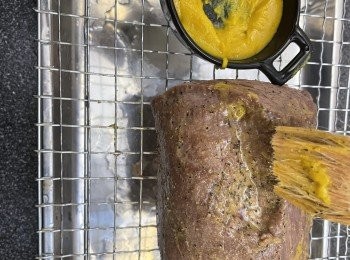 step2: 取出牛柳放在網架上，熱牛柳掃上黃芥末，牛柳熱力溶化黃芥末，牛柳略為攤凍，用保鮮紙捲實牛柳，放入雪櫃冷藏15分鐘