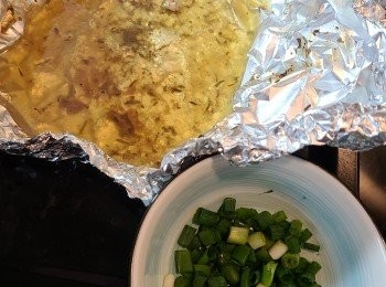 step5: 焗後餘下的雞汁油可拌入蔥粒作蘸汁。