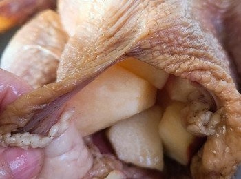 step4: 第二日取出雞先放置室温約半小時，再放入切塊的蘋果在肚子裏，並用牙籤封口。