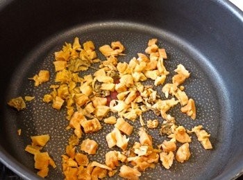 step3: 白鑊炒梅菜2分鐘拿起備用