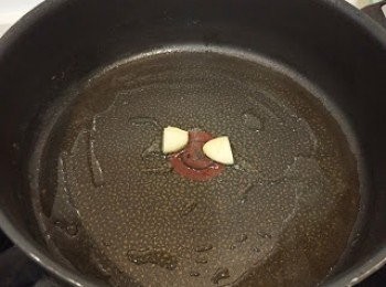 step5: 中火下油起鑊放入雞件關蓋煎2分鐘