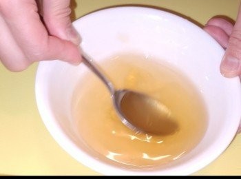 step10: 麥芽糖水
最後10-15分鐘烘烤期間，準備麥芽糖，用一碗，放少量熱水把匙鎂先浸水，麥芽糖會容易些放下，不停攪伴至少少流質