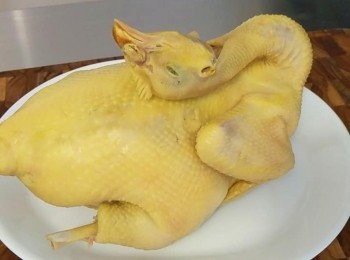 step1: 先用鹽巴灑在雞肉表層幫忙去角質.去角質後先把鹽巴沖掉，再用新的鹽巴調味，並和蔥和薑片放入大鍋.水溫保持75-80度，放雞小火煮約30分鐘。詳細食譜看視頻。