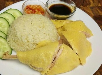 step3: 用鷄油炒香蒜頭和薑片，放米炒至乾身。然後放入電飯煲加鷄湯一起煮熟。辣椒醬和豉油看視頻做法。