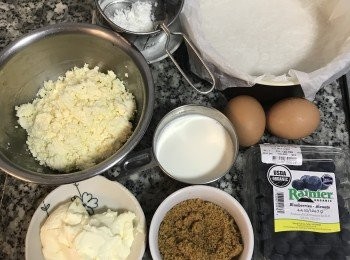 step1: 奶油起司與馬斯卡彭室溫放軟；全蛋放一起打散；