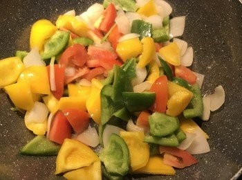 step10: 再放入青椒與黃甜椒拌炒；