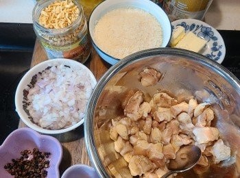 step1: 急凍雞軟骨解凍洗淨後用廚房紙抺乾水分，加入所有醃材拌勻，醃 30分鐘。乾辣椒剪走頭部(如怕太辣更可去籽)和花椒先洗淨，再浸水約5-10分鐘，再隔水備用。(浸水原因是防止爆炒時易燶，產生苦味。)