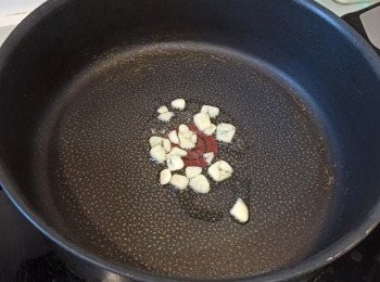 step5: 中火下油起鑊炒燈籠椒一分鐘後倒入所有材料