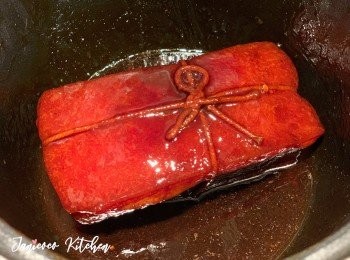 step7: 燉煮約兩小時後，將所有調味料取出，繼續燉煮約一小時，最後用大火煮至收汁。