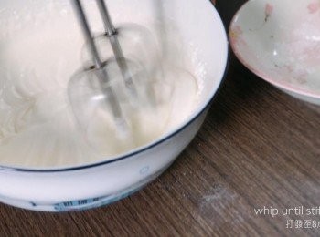 step5: 將忌廉加入糖，用中速打發至8成，然後放入雪櫃備用。