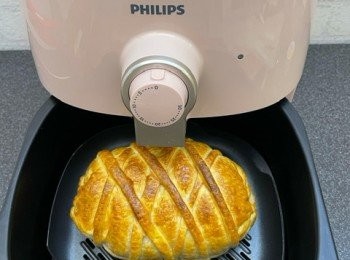 step8: 威靈頓牛柳放在煎烤盤，溫度設200度，時間18分鐘，取出威靈頓牛柳，休息10分鐘，才可進食，如喜歡牛柳熟透一點，可自行加時，但需目測酥皮效果，或留在爐內休息10分鐘，完成。