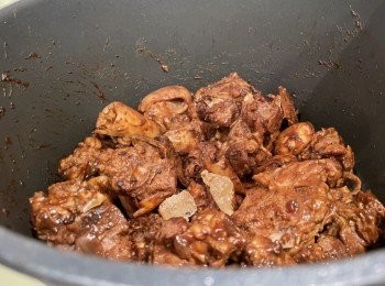 step3: 用油爆香<span class="group_2">香料</span>後加入混醬同炒香（購買混醬可資詢醬料鋪頭，三斤半羊腩需要幾多混醬），將羊腩回鑊同炒，加入冰糖直至冰糖溶化