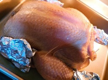 step5: 放上焗盤上，用錫紙包住<a href="https://bit.ly/3zHU5V3" target="_blank" data-keyword="雞翼" class="guide-link"><strong>雞翼</strong></a> <span style="display:inline-block;vertical-align:middle;margin-top:-3px;color:initial;border-radius:3px;padding:2px 3px;font-size:12px;line-height:14px;background:#87d300;color:#fff;">即買</span> 位和雞髀骨位。（防烤燶）