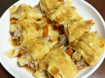 step6: 慢火煮少量豉油，糖鹽及粟粉混成醬汁