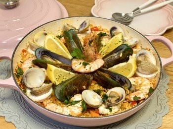 step12: 🌟TIPS🌟
✨西班牙海鮮飯跟義大利飯不同：前者是一次過加入高湯，不用拌炒，成品應該充份收乾湯汁，米飯粒粒分明；後者是逐少加入高湯，不斷拌炒令湯汁濃稠，米飯掛上creamy的醬汁

✨不同米飯吸水程度/爐頭溫度不一樣，建議多煮幾次掌握高湯份量，第一次煮可以先下450ml 高湯，觀察鍋邊米飯，如湯汁收乾米飯仍未熟，再多下高湯，記錄所需份量，之後再煮就更得心應手啦！

更多食譜:
🌟FB
https://www.facebook.com/istidiningtable
🌟IG: kiuu922