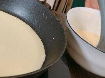 step6: 把小許油加入平低鑊中，倒入一湯勺麵糊，然後鋪平，用中小火煎至兩面金黃色即可。