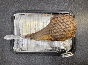 step4: 斧頭扒肉心溫度約50度，牛扒生熟程度按個人喜歡調較，時間可加減時間。完成30分鐘後，取走烤焗架，斧頭扒需休息處理