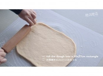 step10: 發酵完就可把<span class="group_1">麵團</span>擀成20x27cm的長方形, 將蘋果餡料鋪在<span class="group_1">麵團</span>上, 再將黃糖均勻撒在<span class="group_1">麵團</span>上