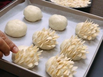 step7: 在每個薯蓉球加上杏仁片、黑芝麻、紫菜，做成小箭豬的外型。