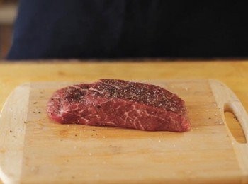 step1: 在牛肉上  灑上鹽和黑胡椒