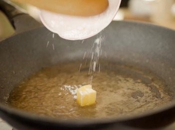 step10: 加入牛油和麵粉。
*您可以加一點鹽調味
*可以加水自行調整喜歡的濃度。