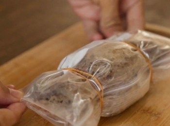 step5: 用橡根把兩邊捆綁好。