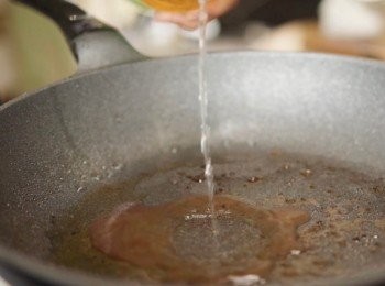 step9: 加入白酒。