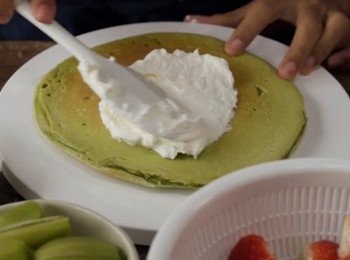 step12: 然後按照自己喜歡的感覺，塗上<span class="group_2">忌廉</span>然後加入水果。裝飾鬆餅。