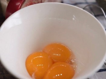 step1: 首先
把3個雞蛋 蛋黃與蛋白分開。