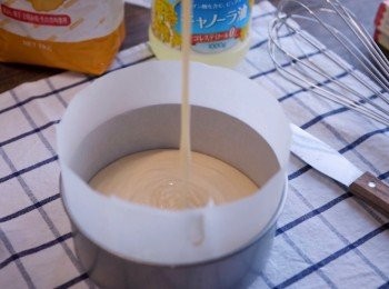 step8: 在蛋糕模型中，鋪好牛油紙。
然後把蛋糕糊倒進模型中。

*我使用的是15cm的蛋糕模型。