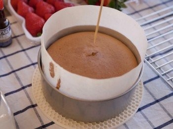 step9: 將焗爐預熱至180°C
然後降低至170°C焗30分鐘。 

*記得用竹籤檢查蛋糕是完全熟透。