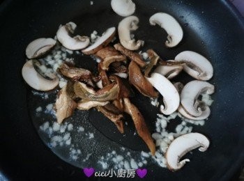 step5: 將浸牛肝菌水倒入，用中火煮約5分鐘。