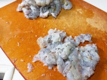 step2: 去蝦殼及挑蝦腸後洗淨蝦，以刀壓向蝦