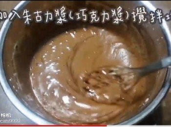 step22: 再倒入黑朱古力醬(黑巧克力醬)攪拌均勻(輕力)