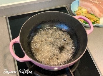 step3: 同一個鍋子裏放入冰糖炒至溶化、起泡及成焦糖色。如有需要可以加一點水加快冰糖溶化。