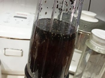 step3: 黑芝麻，珍珠米及水一同放攪拌機攪拌