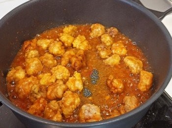 step6: 中火倒醬汁，滾起先倒豬肉炒炒，再倒入其餘材料