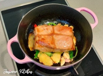 step5: 取出五花腩放在一旁，將炒香的薑蔥蒜和辣椒鋪在鍋底，並將五花腩豬皮朝下放入鍋內。