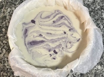 step9: 再次將起司蛋糕糊過濾，除去藍莓的果皮；
烤箱預熱170度，烤40-45分鐘即可。