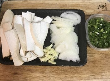 step3: 蔥洗淨切蔥花，杏鮑菇擦乾淨切片；蒜拍扁去皮切片；洋蔥切薄片；