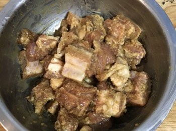 step2: 將排骨與醃料抓勻；