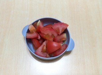 step5: 番茄、洋蔥、薑和蒜頭切細。