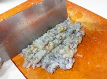 step3: 再用刀輕力切向蝦肉數下