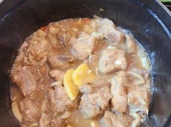 step6: 注入適量清水，以慢火燜約30-40分鐘至腩排腍身及略為收汁，便可熄火，熄火後再唧入半個青檸汁。