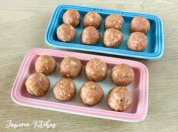 step9: 所有肉丸完成後，鋪上保鮮紙並放入雪櫃冷藏1-2小時定型。