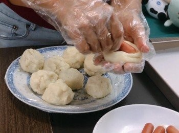step6: 把每個薯蓉球加入一條芝士腸，然後揉成橢圓形。
